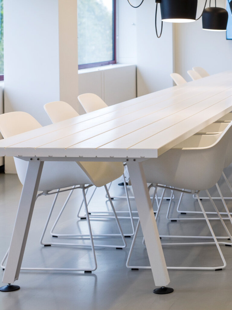 Extremis Marina Table