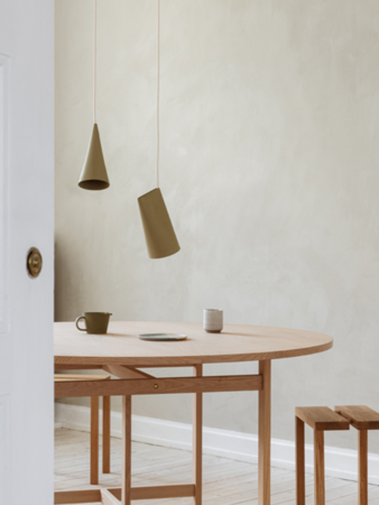 Moebe Round Dining Table