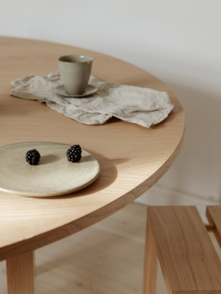 Moebe Round Dining Table