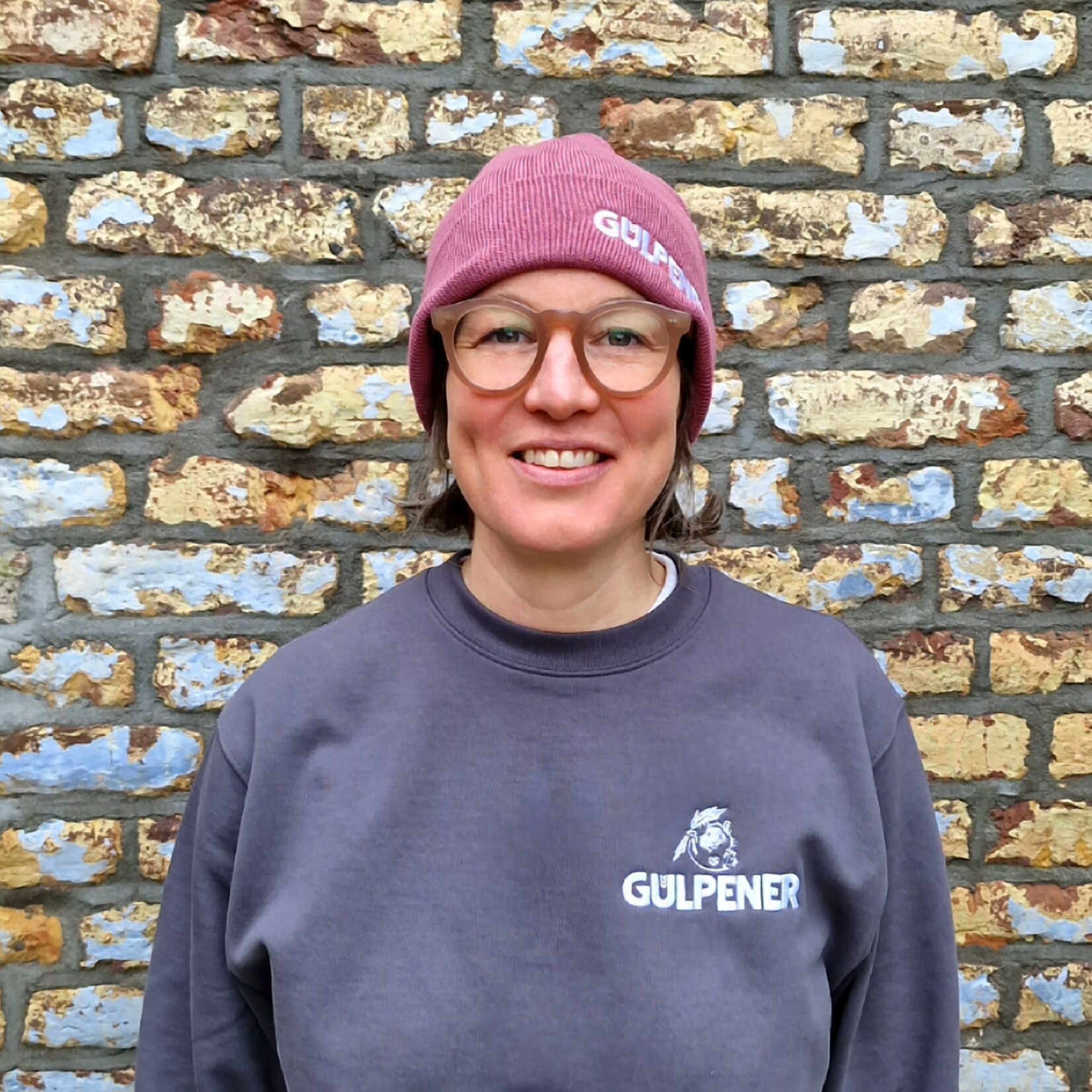 Gulpener muts - oudroze met wit geborduurd logo