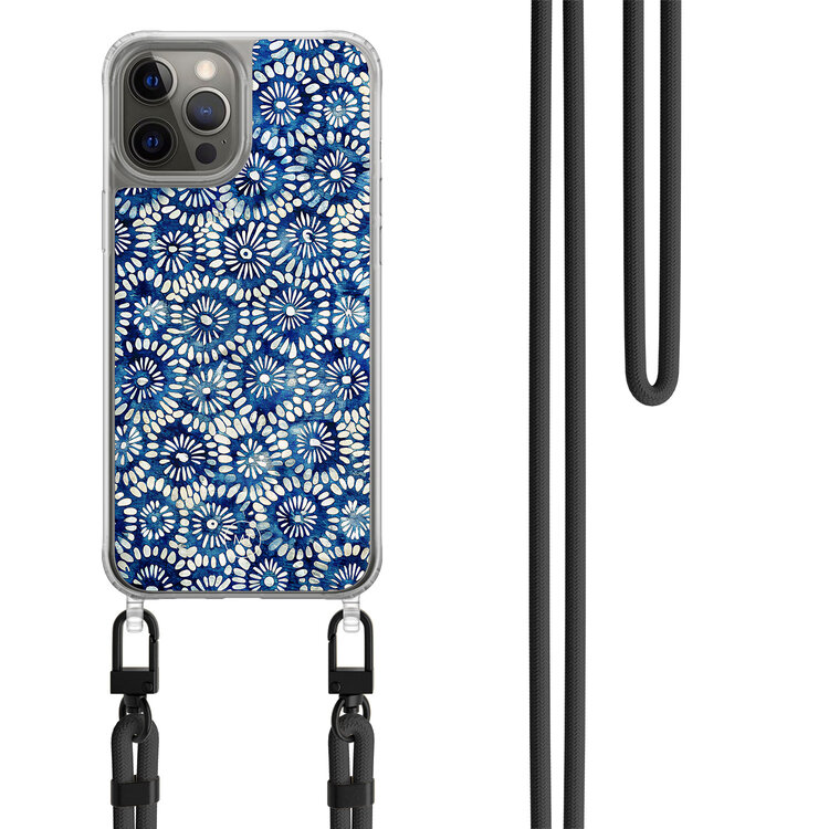 Casimoda iPhone 12 (Pro) hoesje met zwart koord - Azure daisies