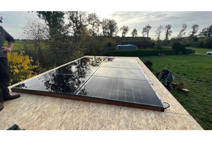 Tuinhuis met veranda plat dak 150 x 300 + 400cm met zonnepanelen
