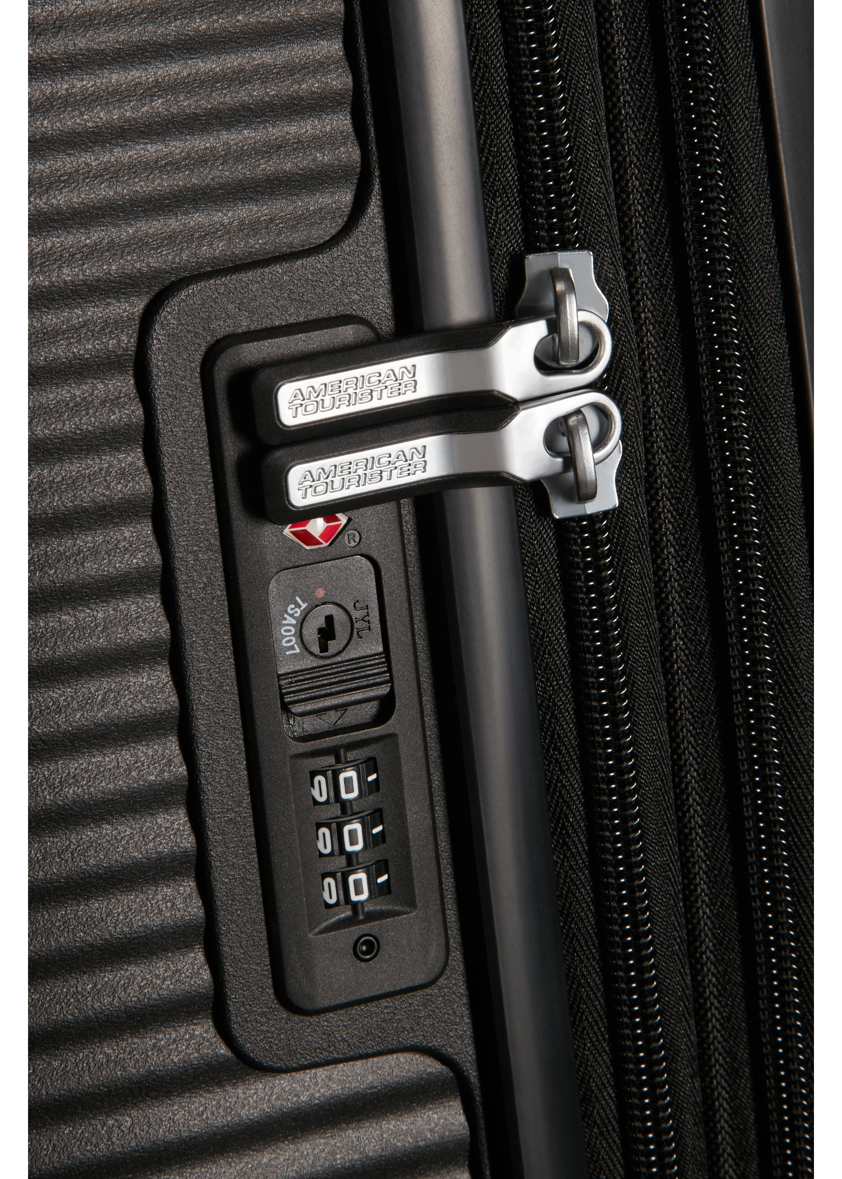 AMERICAN TOURISTER SOUNDBOX  SPINNER 67 EXP  BASS BLACK