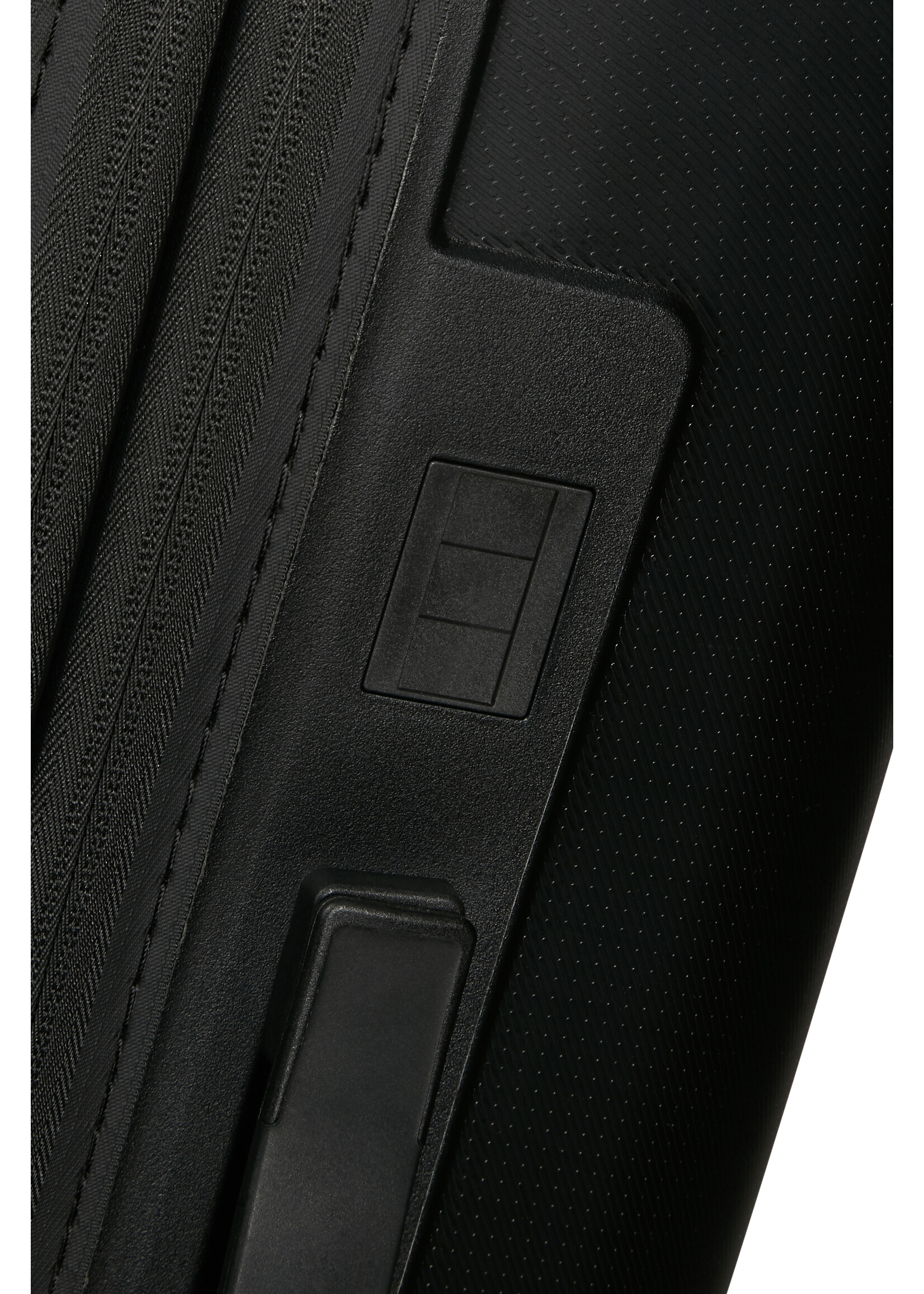 AMERICAN TOURISTER DASHPOP SPINNER 77 EXP TRUE BLACK