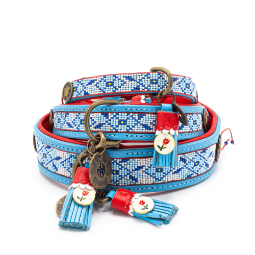 De Dutchie halsband combineert blauwe kralen met rood leer.