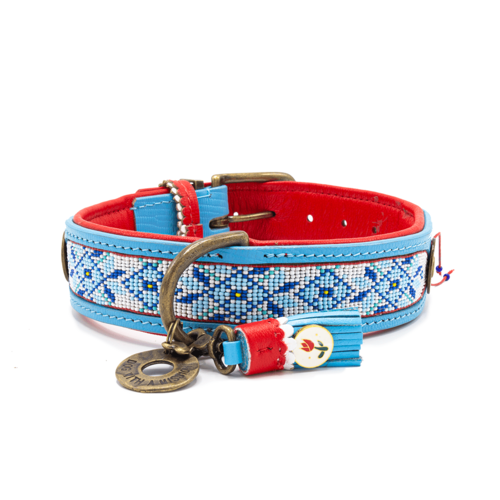 De Dutchie halsband combineert blauwe kralen met rood leer.