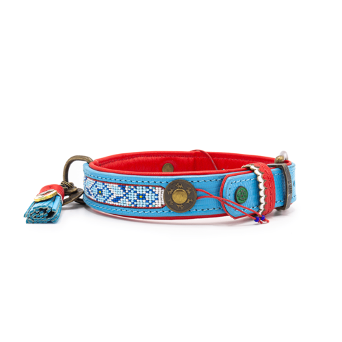 De Dutchie halsband combineert blauwe kralen met rood leer.