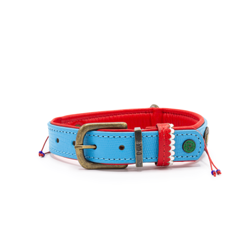 De Dutchie halsband combineert blauwe kralen met rood leer.