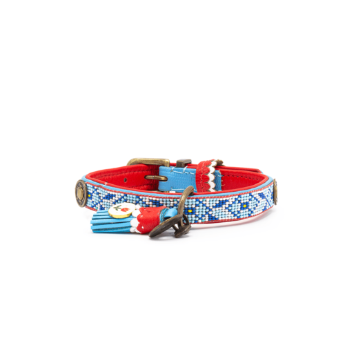 De Dutchie halsband combineert blauwe kralen met rood leer.