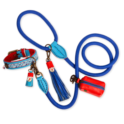 Das Dutchie Halsband kombiniert blaue Perlen mit rotem Leder.