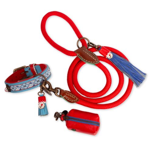 De Dutchie halsband combineert blauwe kralen met rood leer.