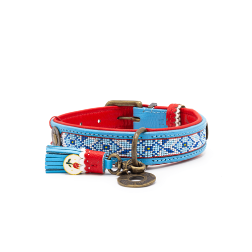 Das Dutchie Halsband kombiniert blaue Perlen mit rotem Leder. Das Dutchie Halsband kombiniert blaue Perlen mit rotem Leder.