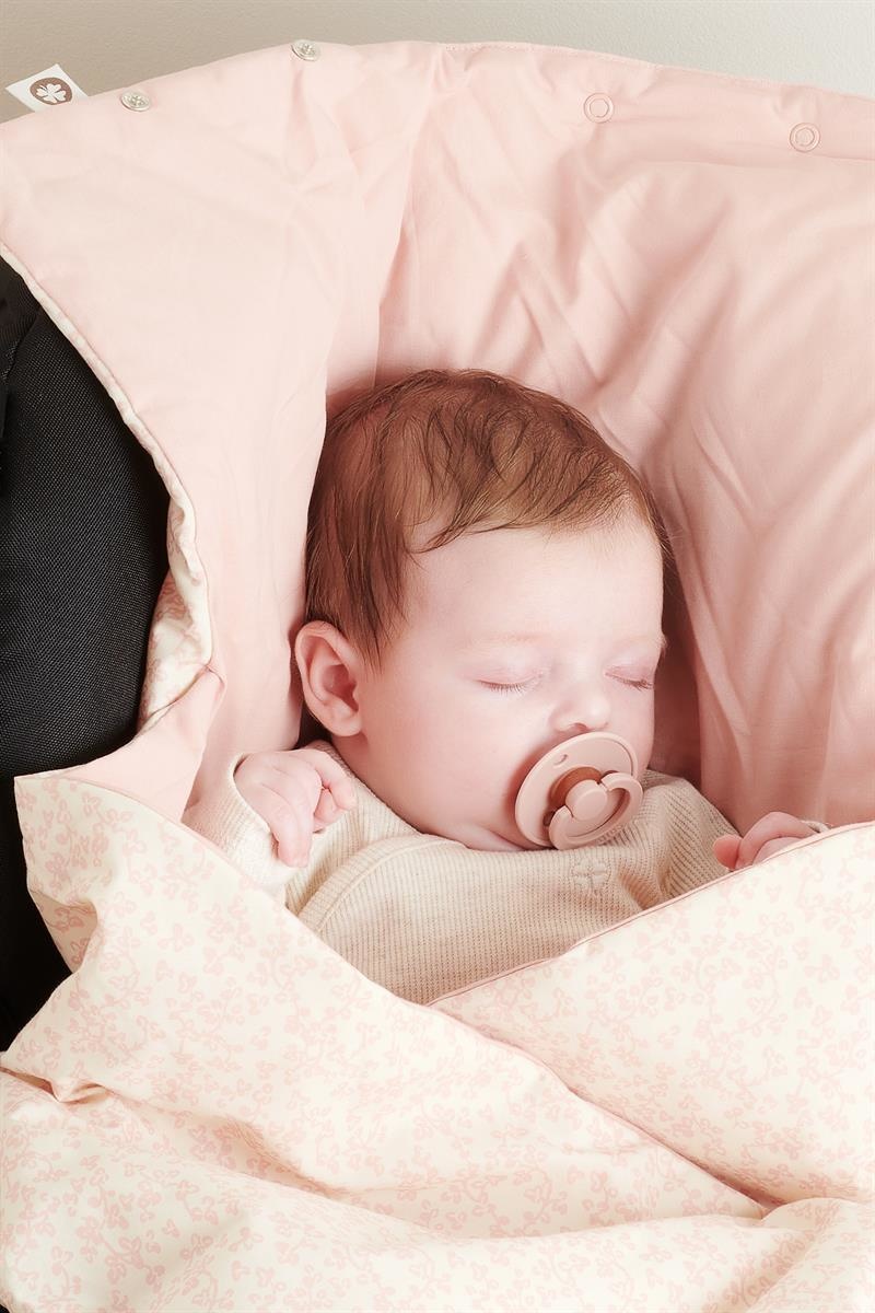 Botanische popeline voetenzak voor autostoel Misty Rose Noppies -  Babywinkel.nl