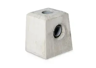 Betonpoer 21x21 en 28cm hoog met HWA  (één rechte kant)