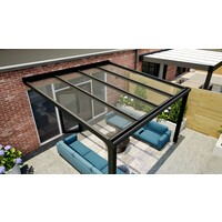 Aluminium overkapping zwart 407cm x 350cm met helder glas dak Aluminium overkapping zwart 407cm x 350cm met helder glas dak