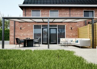 Terrasoverkapping antraciet 710cm breed x 250cm diep met Polycarbonaat Opaal dak