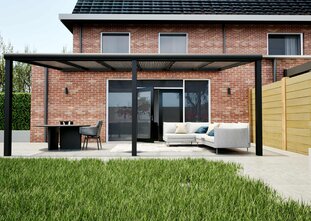 Terrasoverkapping zwart 607cm breed x 250cm diep met helder polycarbonaat dak