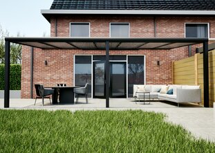 Terrasoverkapping zwart 710cm breed x 250cm diep met helder polycarbonaat dak