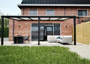 Terrasoverkapping zwart 610cm breed x 300cm diep met Polycarbonaat Opaal dak