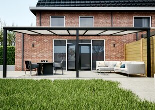 Terrasoverkapping zwart 710cm breed x 400cm diep met Polycarbonaat Opaal dak