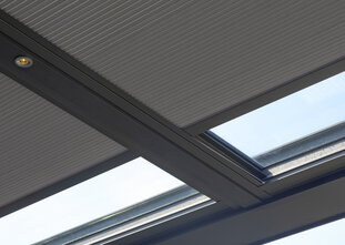 Zonwering  plissé compleet elektrisch bediend. 5 stroken