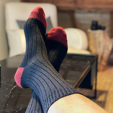 Zwart en rode alpaca sokken