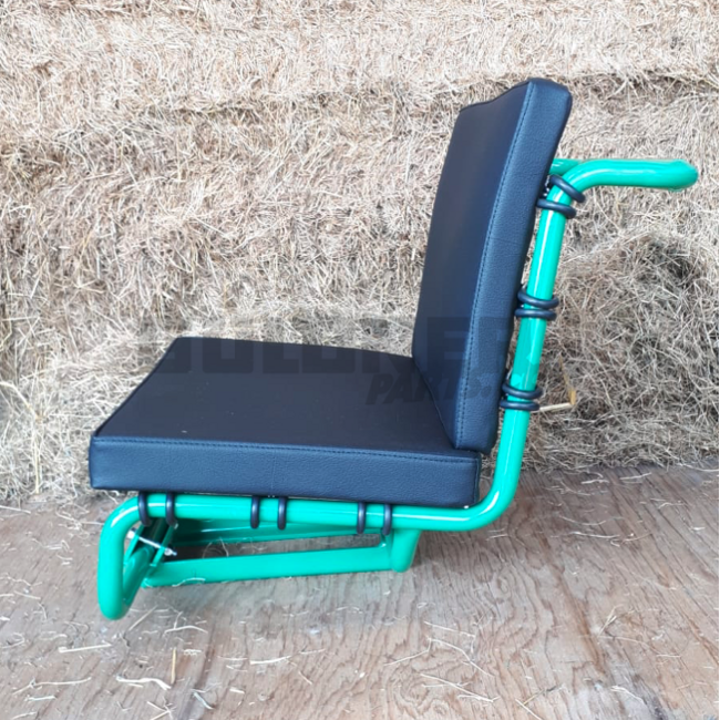 Güldner Sitz mit schwarzen Kissen