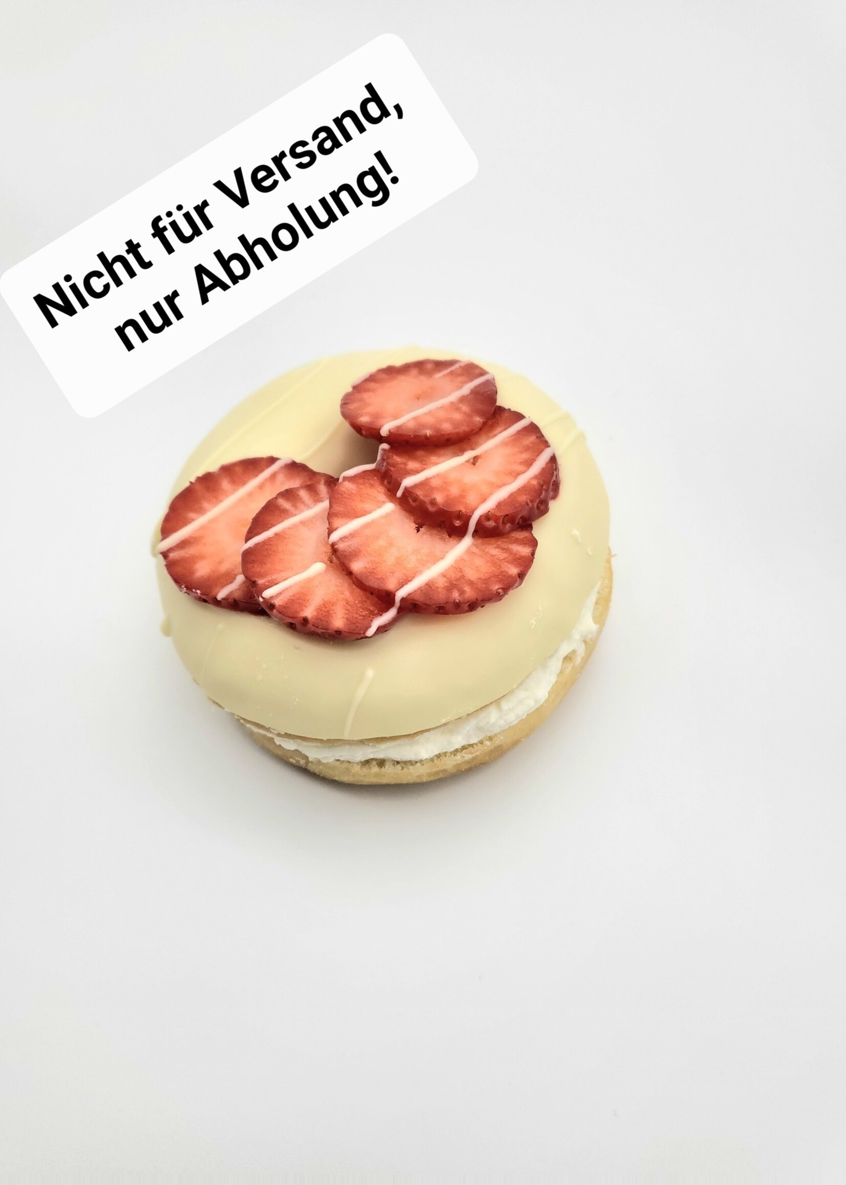 Erdbeer-Sahne-Donut mit frischen Erdbeeren und Schlagsahne