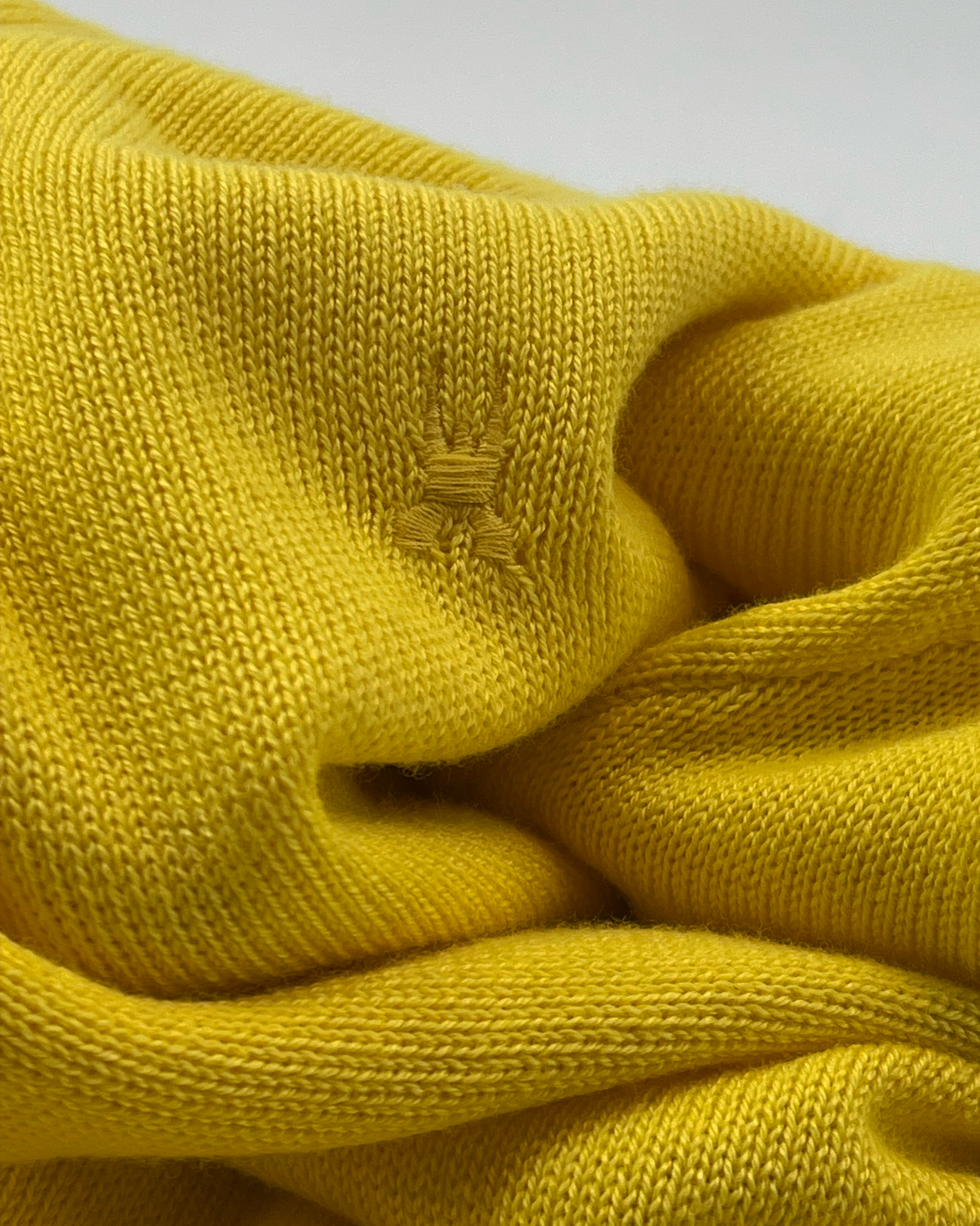 The Schooner V-Neck pullover Lemon