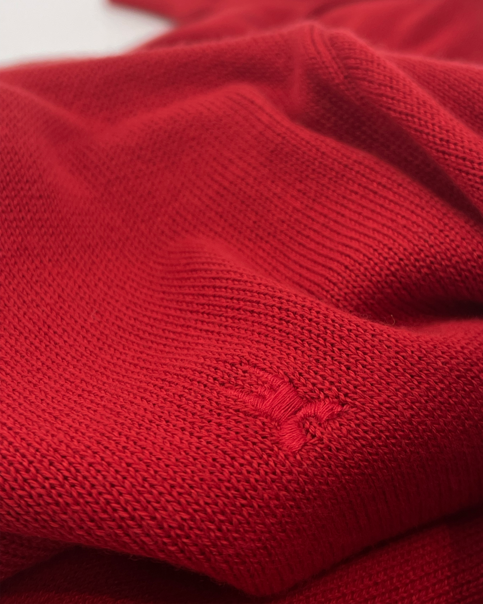 The Schooner V-Neck pullover True Red