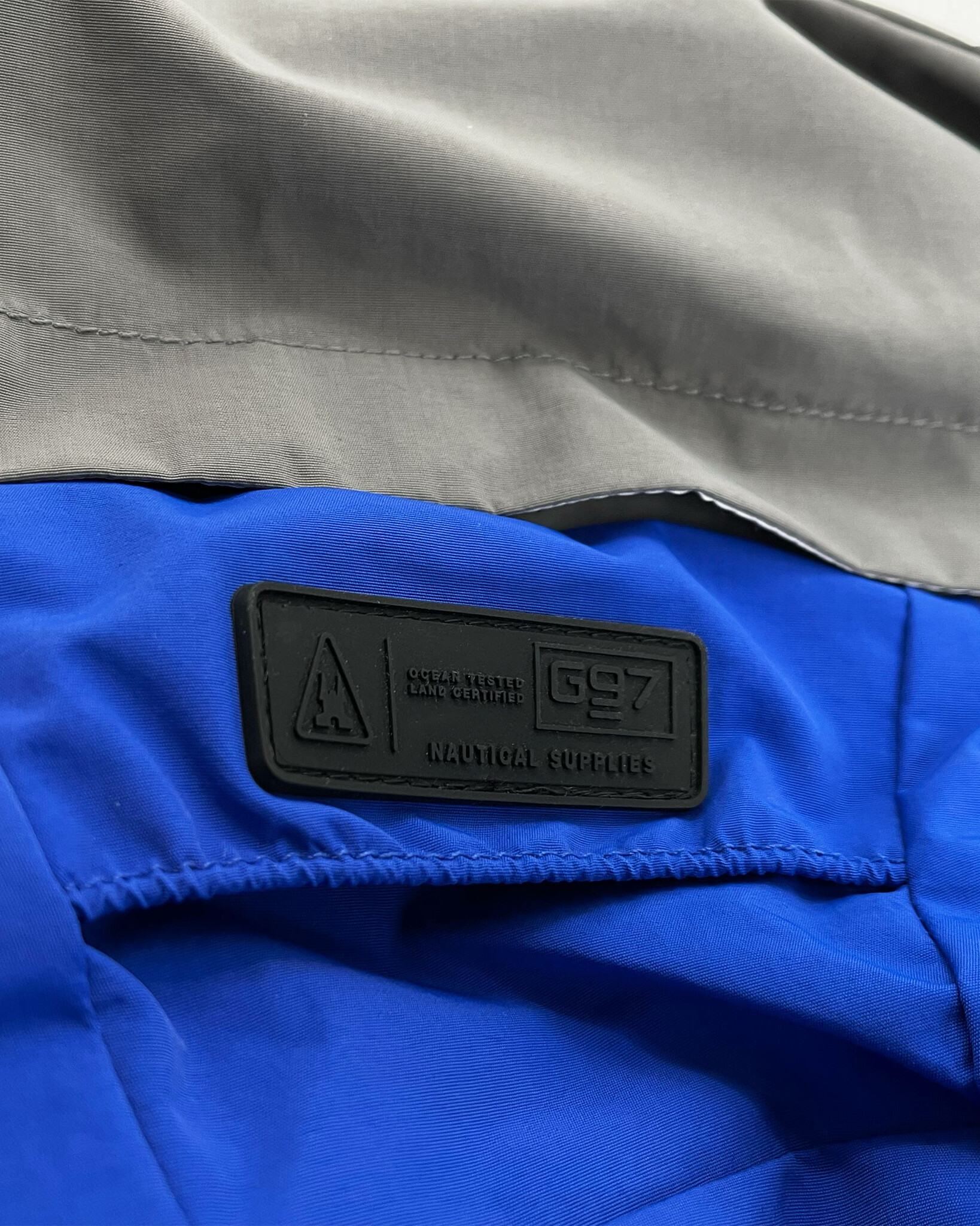 Waterproof colorblock Crew jacket developed with a technical 2-layer fabric with REPREVE® padding