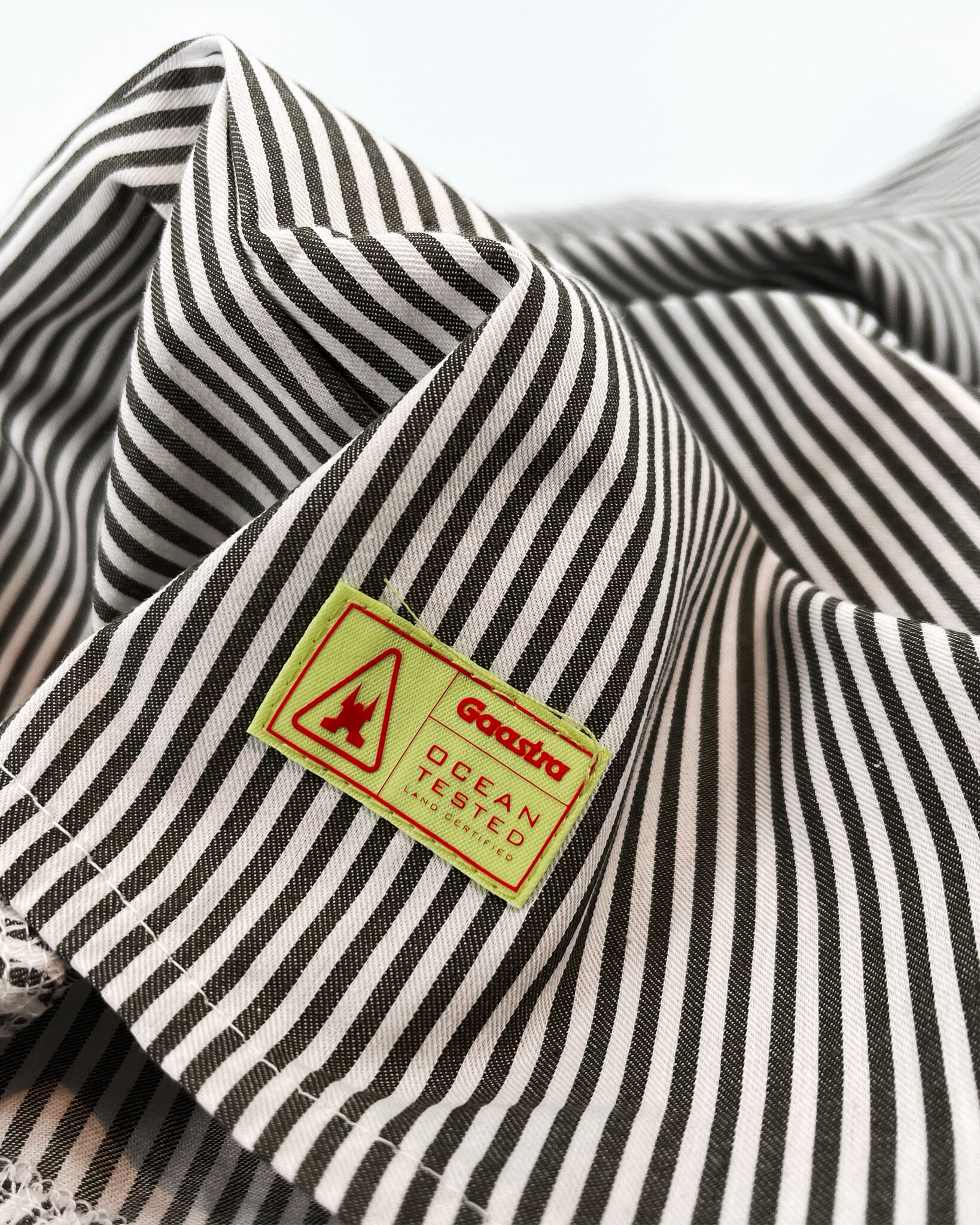 Regular fit 100% cotton, stripe shirt with textured artwork