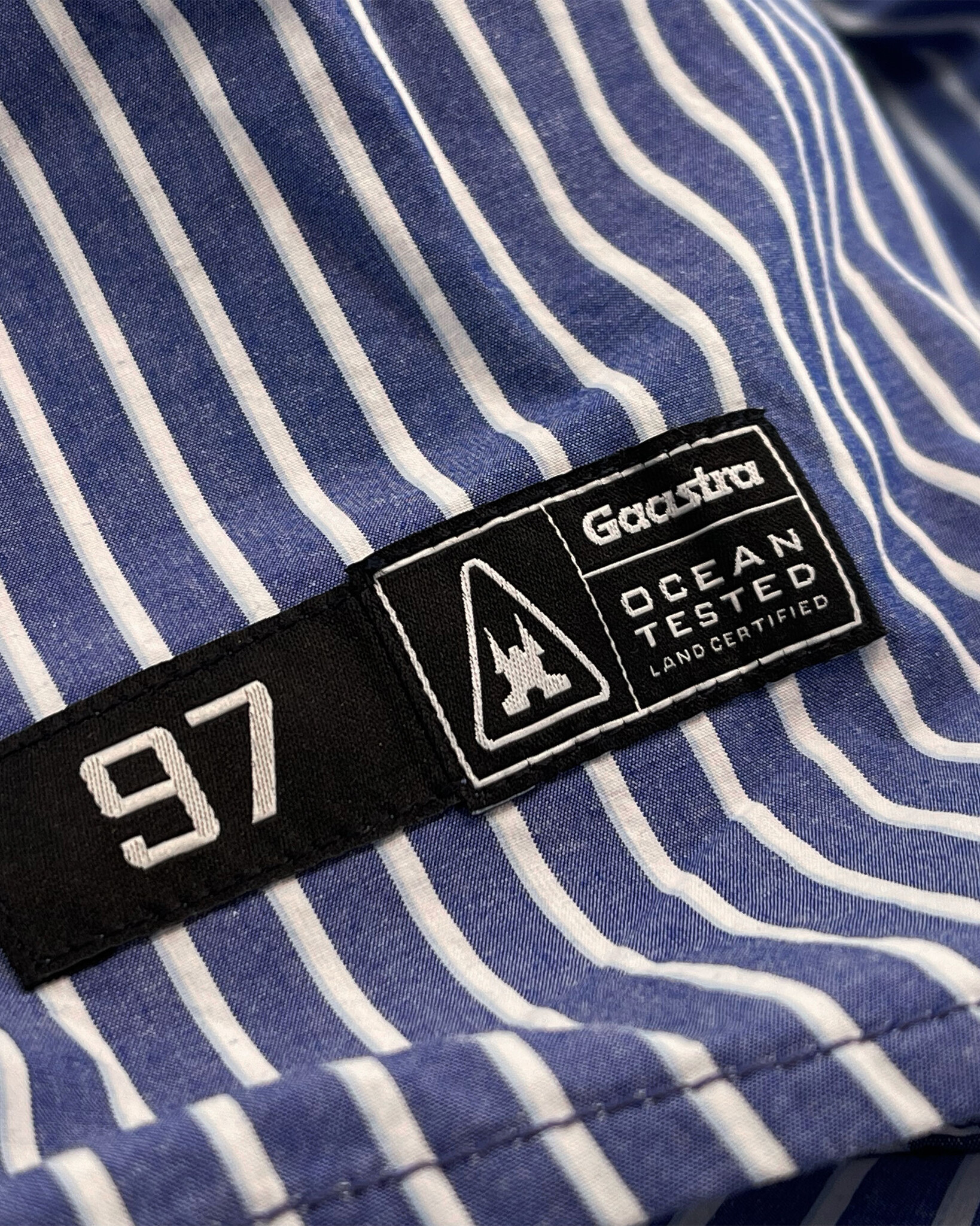 Regular fit gestreept overhemd met button-down kraag en ton-sur-ton geborduurd logo
