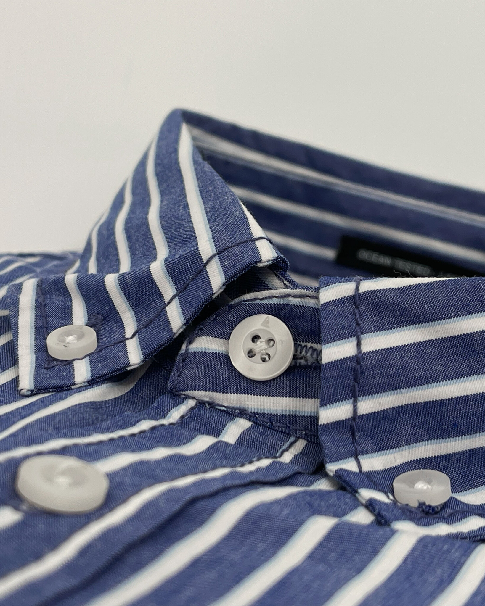 Regular fit gestreiftes Baumwollhemd mit Button-Down-Kragen und farblich abgestimmtem gesticktem Logo
