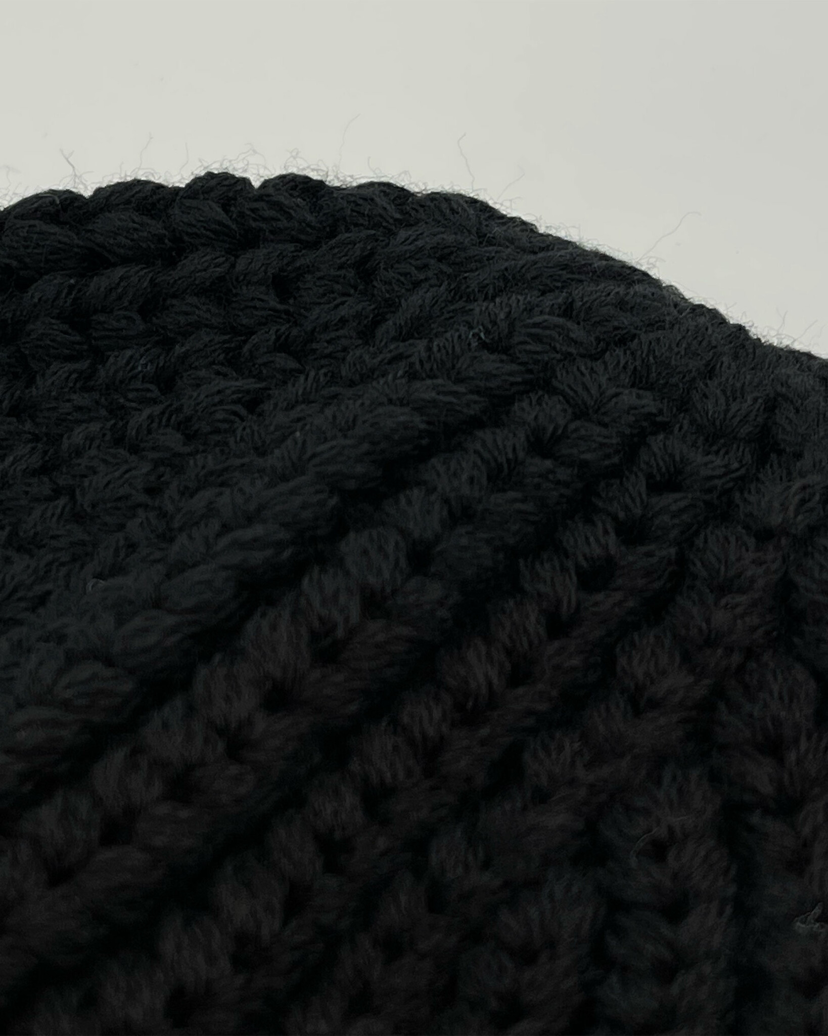 Heavy knitted yarn dyed beanie made from sustainable Polylana® fiber mix with trademark logo