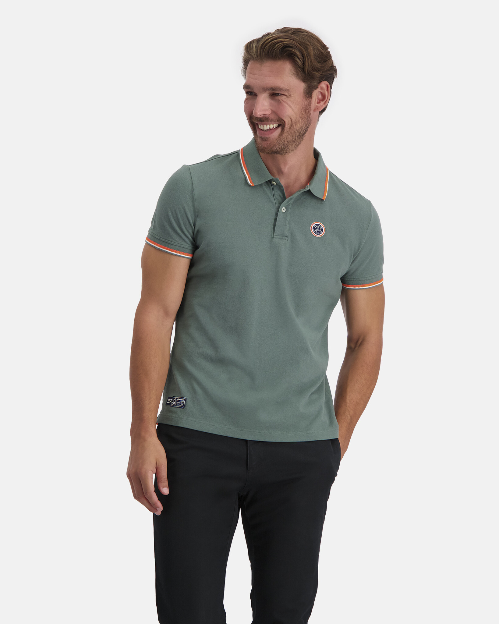 Piqué-Poloshirt mit normaler Passform und kontrastierenden Strickstreifen an Kragen und Manschetten