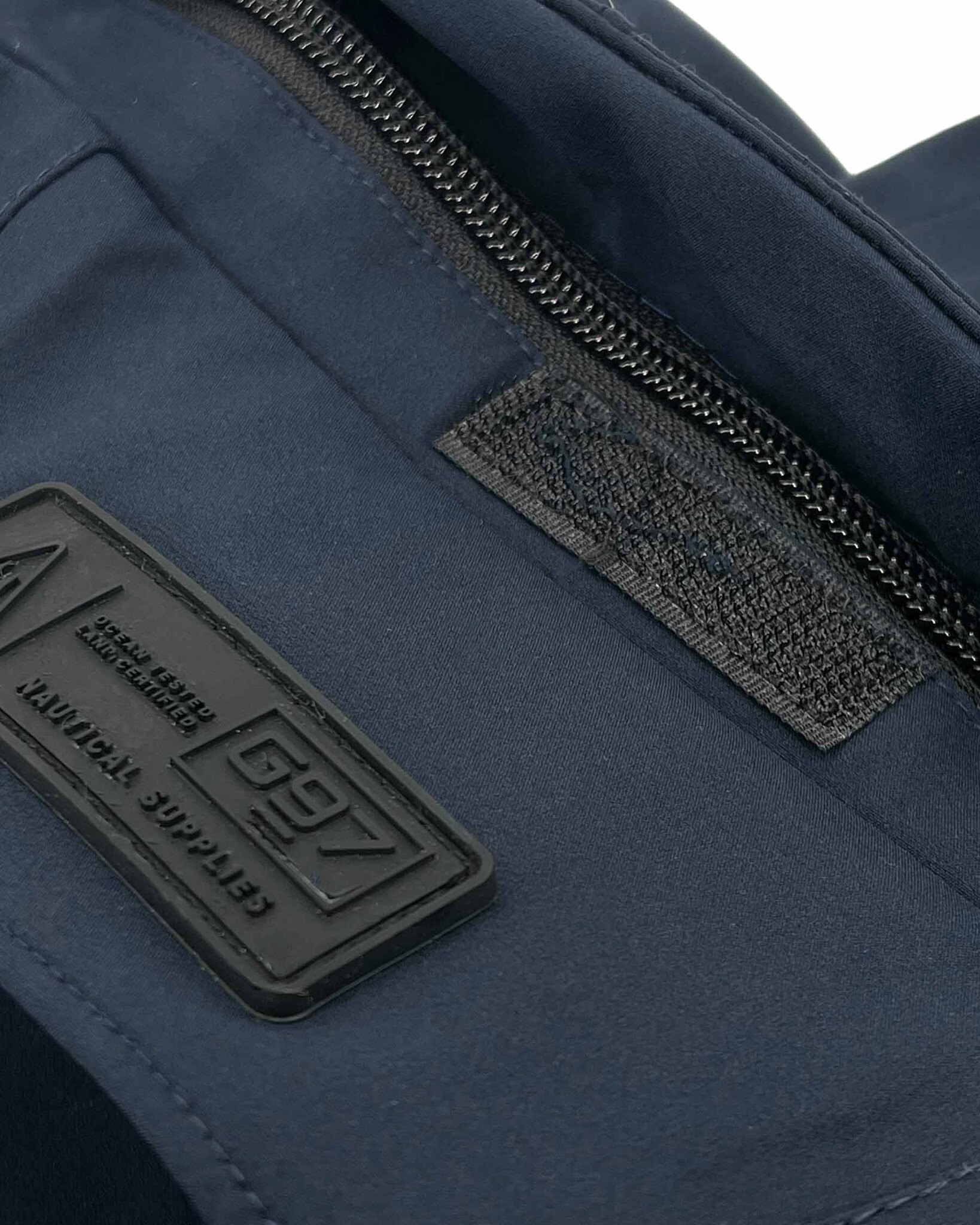 Wasserfeste Jacke von mechanischer Stretchstoff mit abnehmbarer Kapuze und REPREVE®-Füllung