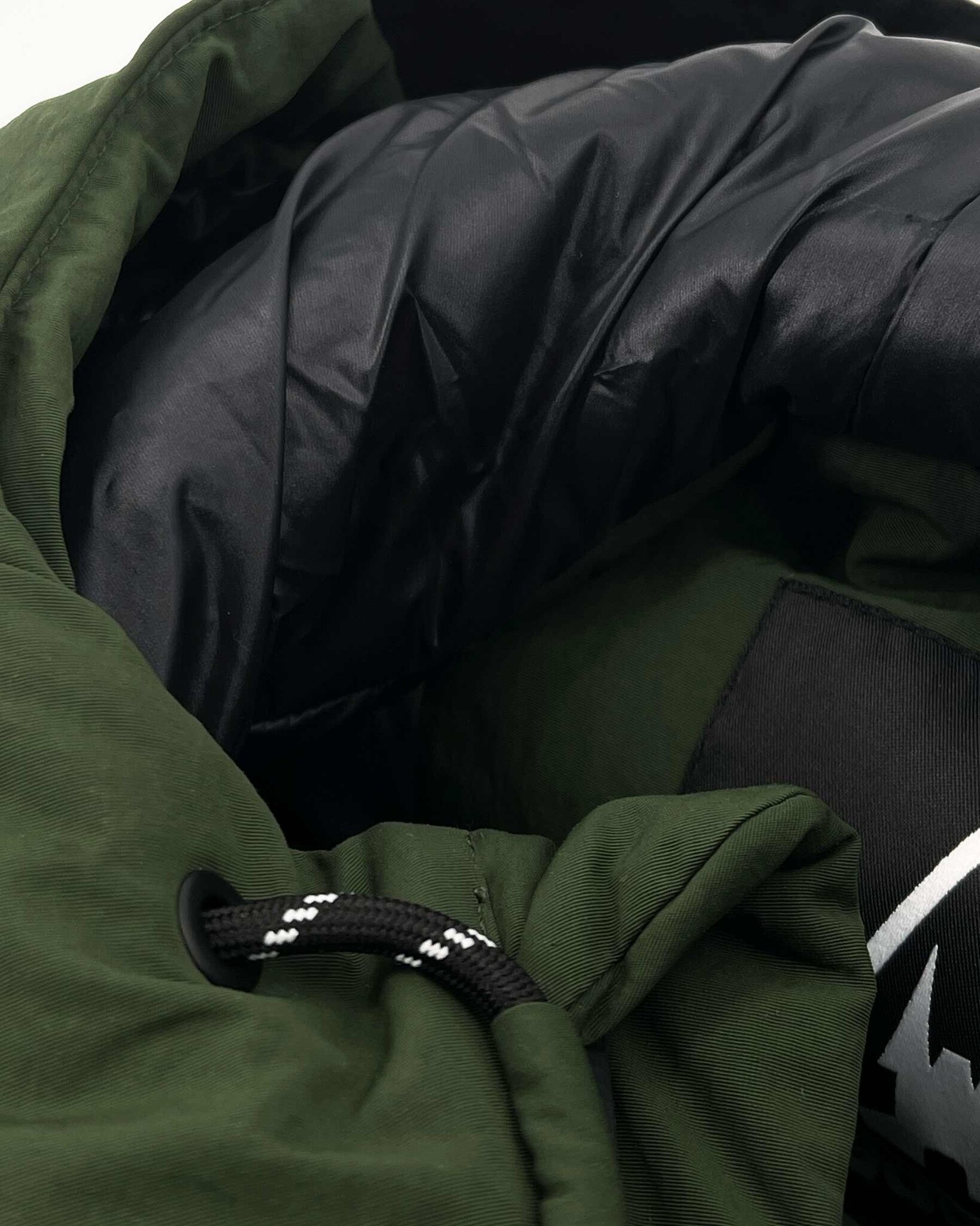 Wasserabweisende Jacke mit feste Kapuze, nachhaltigem Nylon Stoff und REPREVE®-Füllung