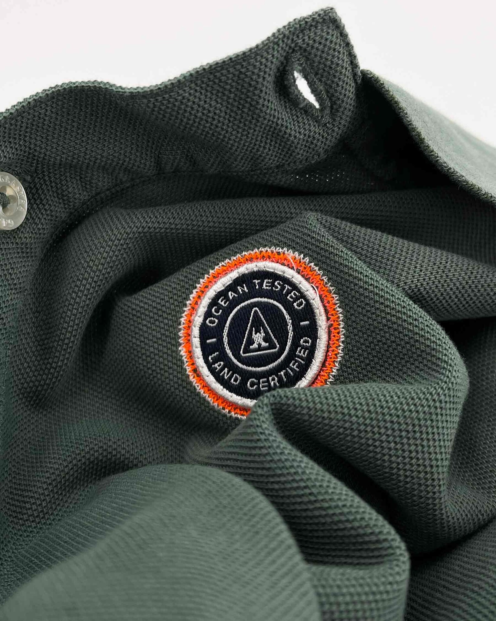 Piqué-Poloshirt mit normaler Passform und kontrastierenden Strickstreifen an Kragen und Manschetten