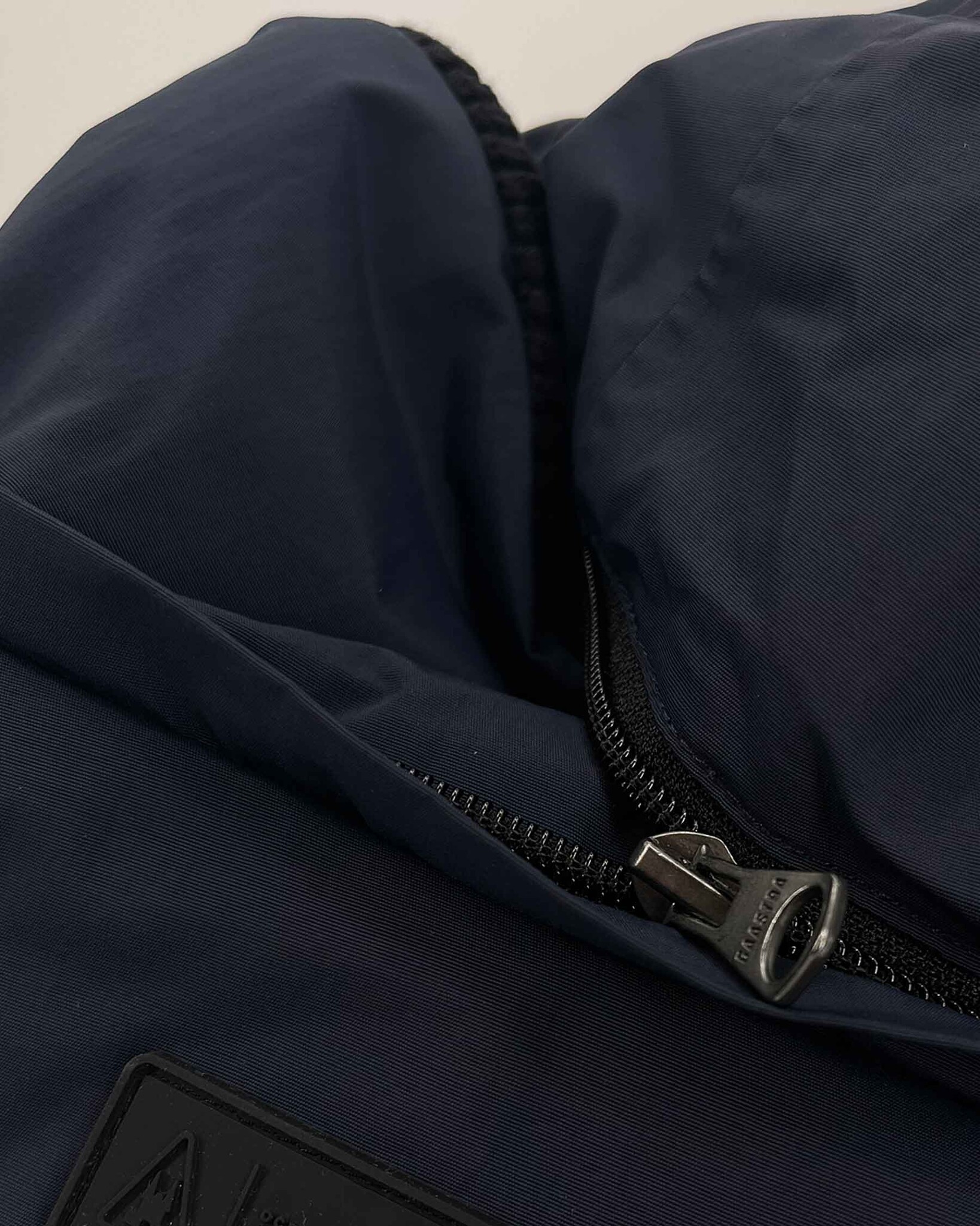Waterdichte halflange jas ontwikkeld met een technische 2-laags stof, afneembare capuchon en REPREVE®-vulling