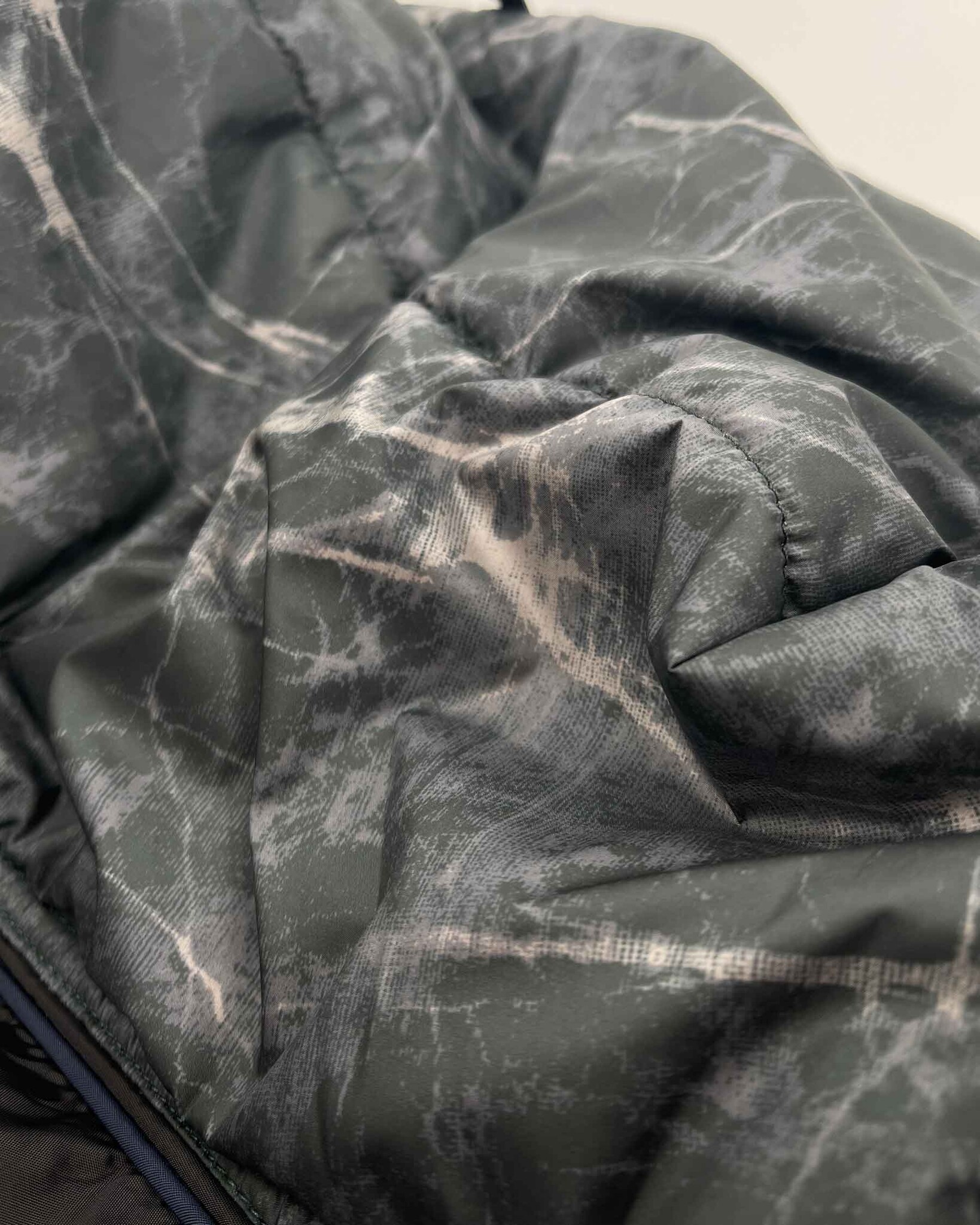 Wasserfeste mittellange Jacke aus technischem 2-Lagiger Stoff mit abnehmbarer Kapuze und REPREVE®-Füllung