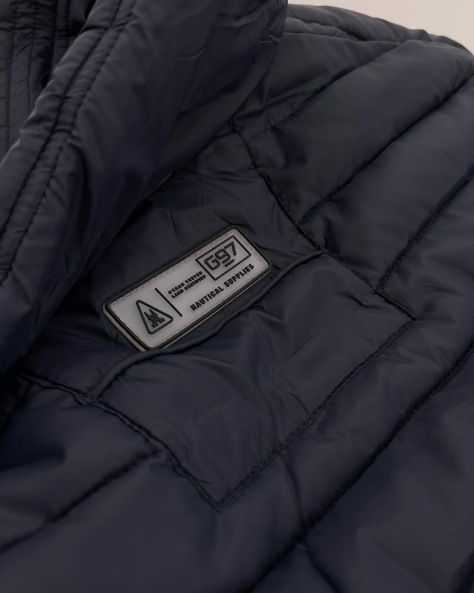 Heren lichtgewicht waterafstotende bodywarmer van 100% duurzaam materiaal en REPREVE® voering