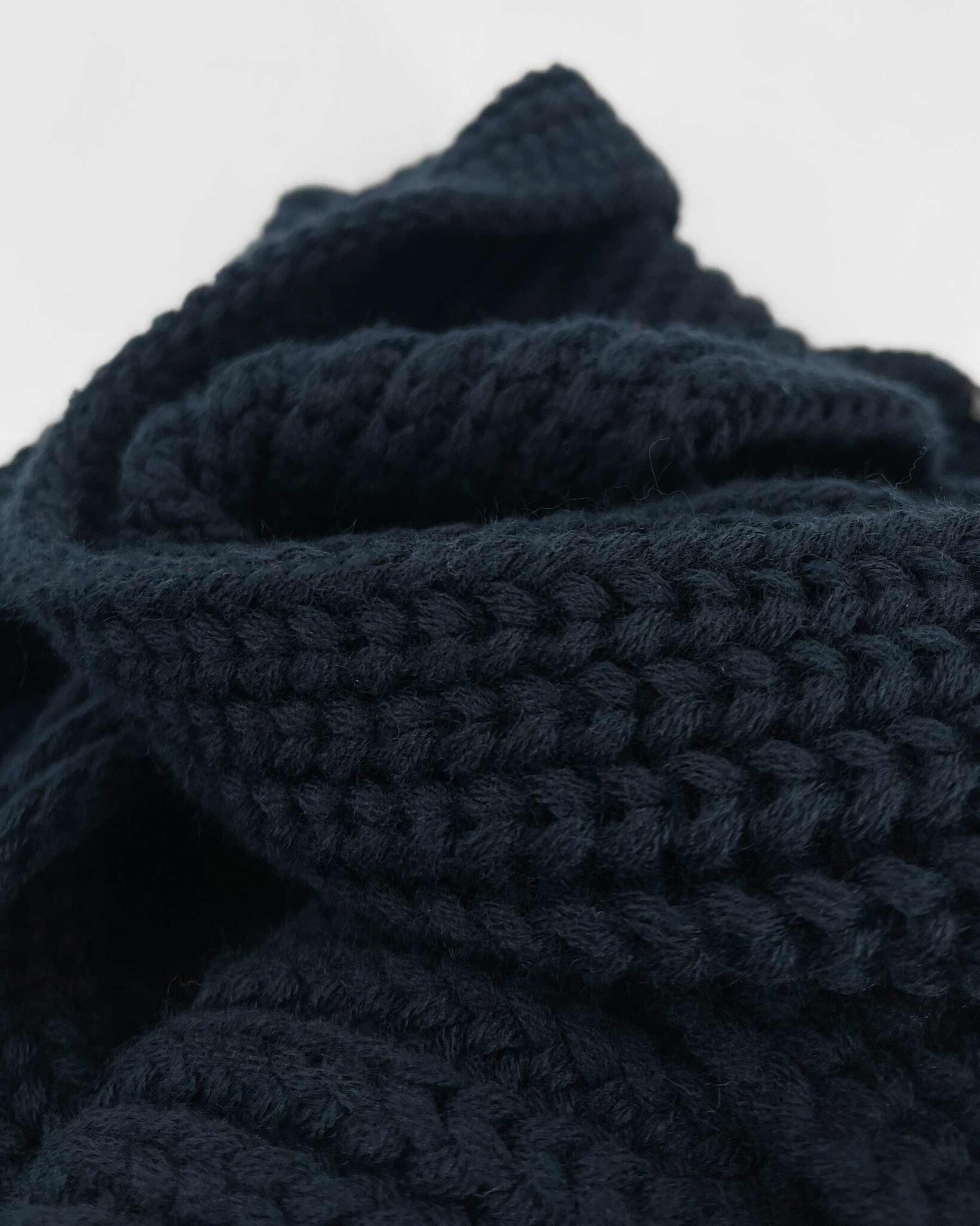 Gebreide sjaal met knopen gemaakt van duurzame Polylana® vezelmix