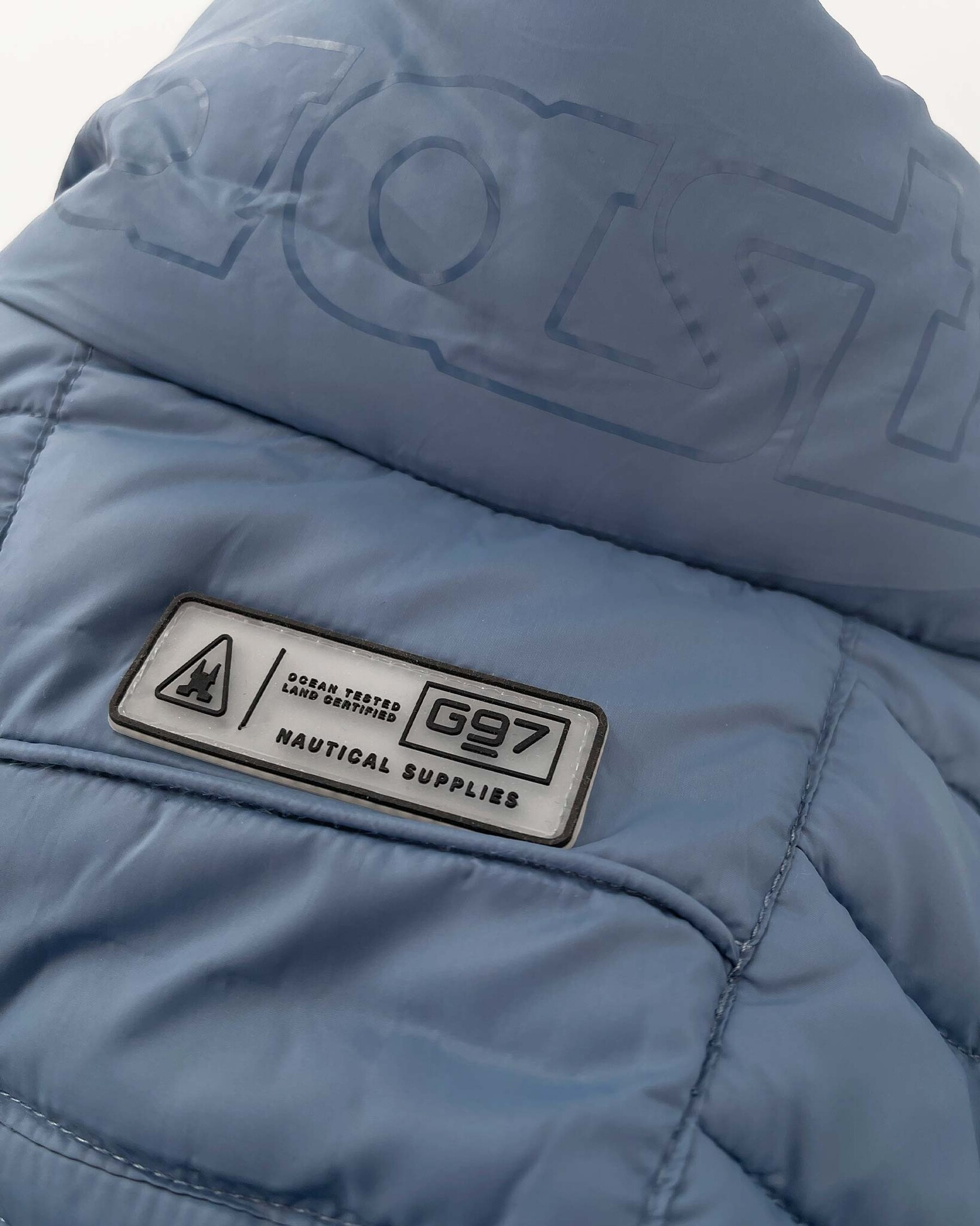 Onze klassieke All season heren bodywarmer 'Atlantic Wave'  van Gerecyclede Nylon met REPREVE® Padding en Gequilt Ontwerp