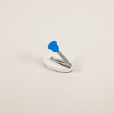 Kleine nagelschaar op blok