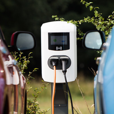 Het verschil tussen enkele en dubbele laadpaal