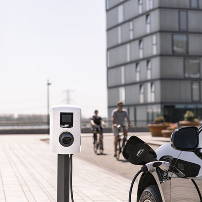 Het verschil tussen laadpaal met of zonder vaste kabel