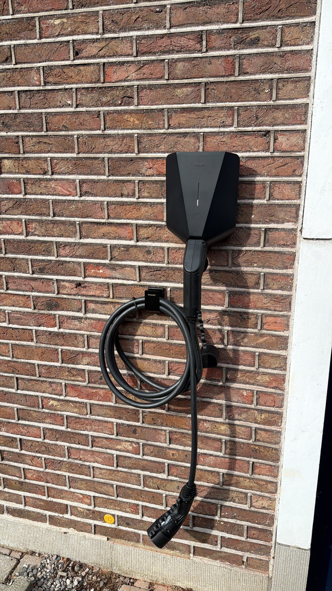 Laadpaal installatie aan oprit