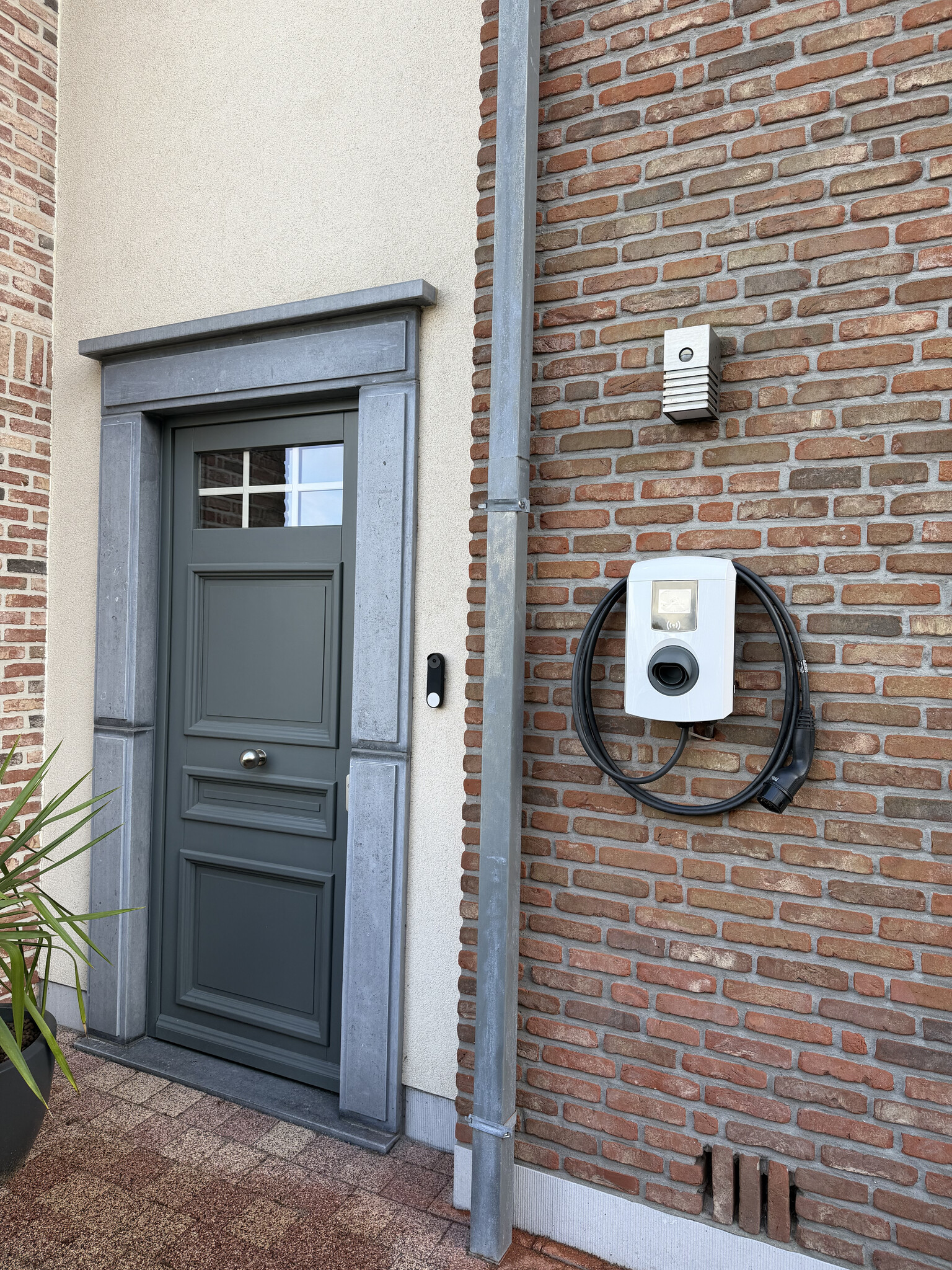 Alfen laadpaal installatie buiten