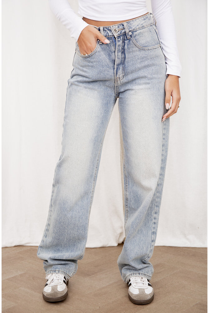 Jeans Met Gescheurde Achterkant